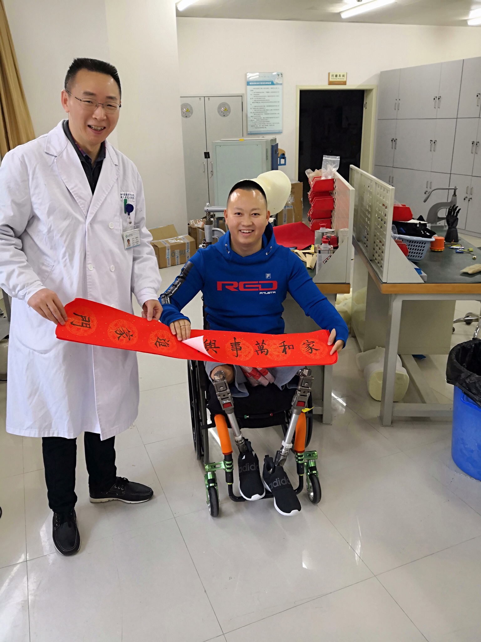 大腿假肢都有哪些类型？装一个价格大概多少钱？(图1)