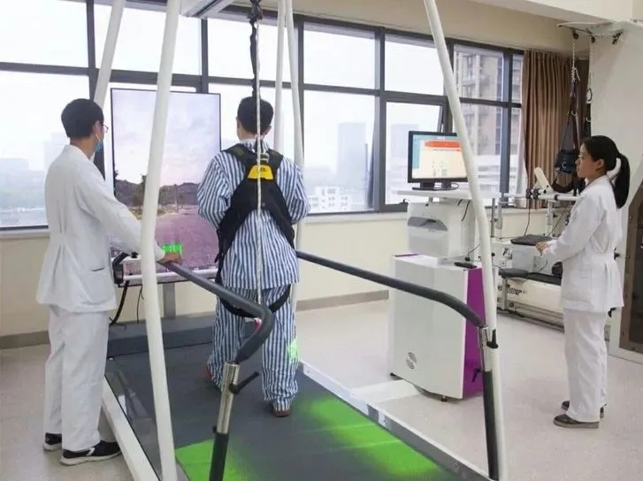 20年前那位失去双腿的“篮球女孩”如今已成为女神！(图1)