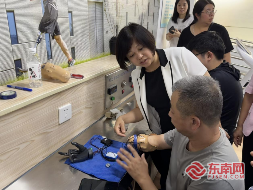 福建省委省政府为民办实事项目——智能仿生假肢适配惠及首批受助群众(图2)