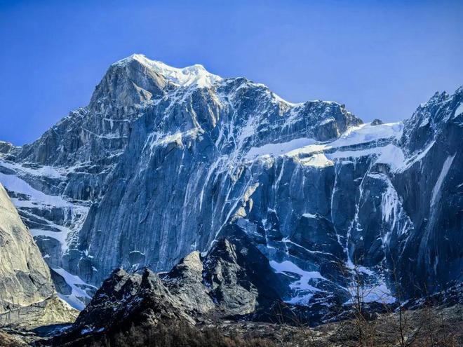 幺妹峰北壁国人首度登顶； “越野跑大神”食毒菌身亡 犀牛说(图4)