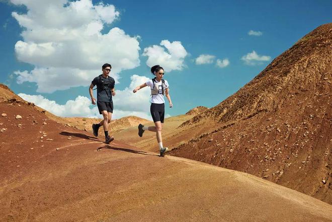 幺妹峰北壁国人首度登顶； “越野跑大神”食毒菌身亡 犀牛说(图11)