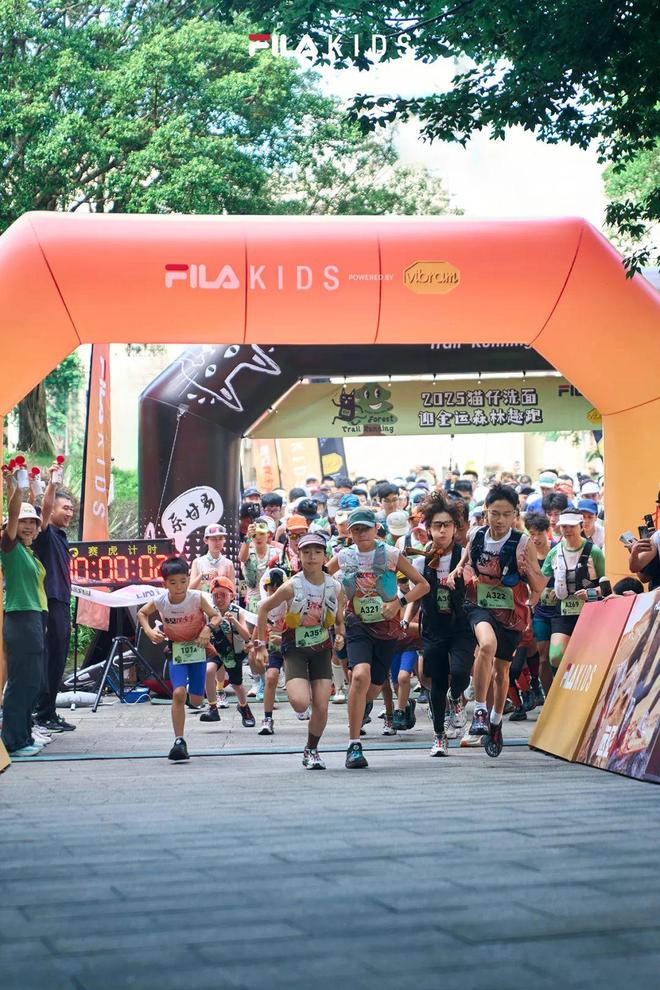 幺妹峰北壁国人首度登顶； “越野跑大神”食毒菌身亡 犀牛说(图37)