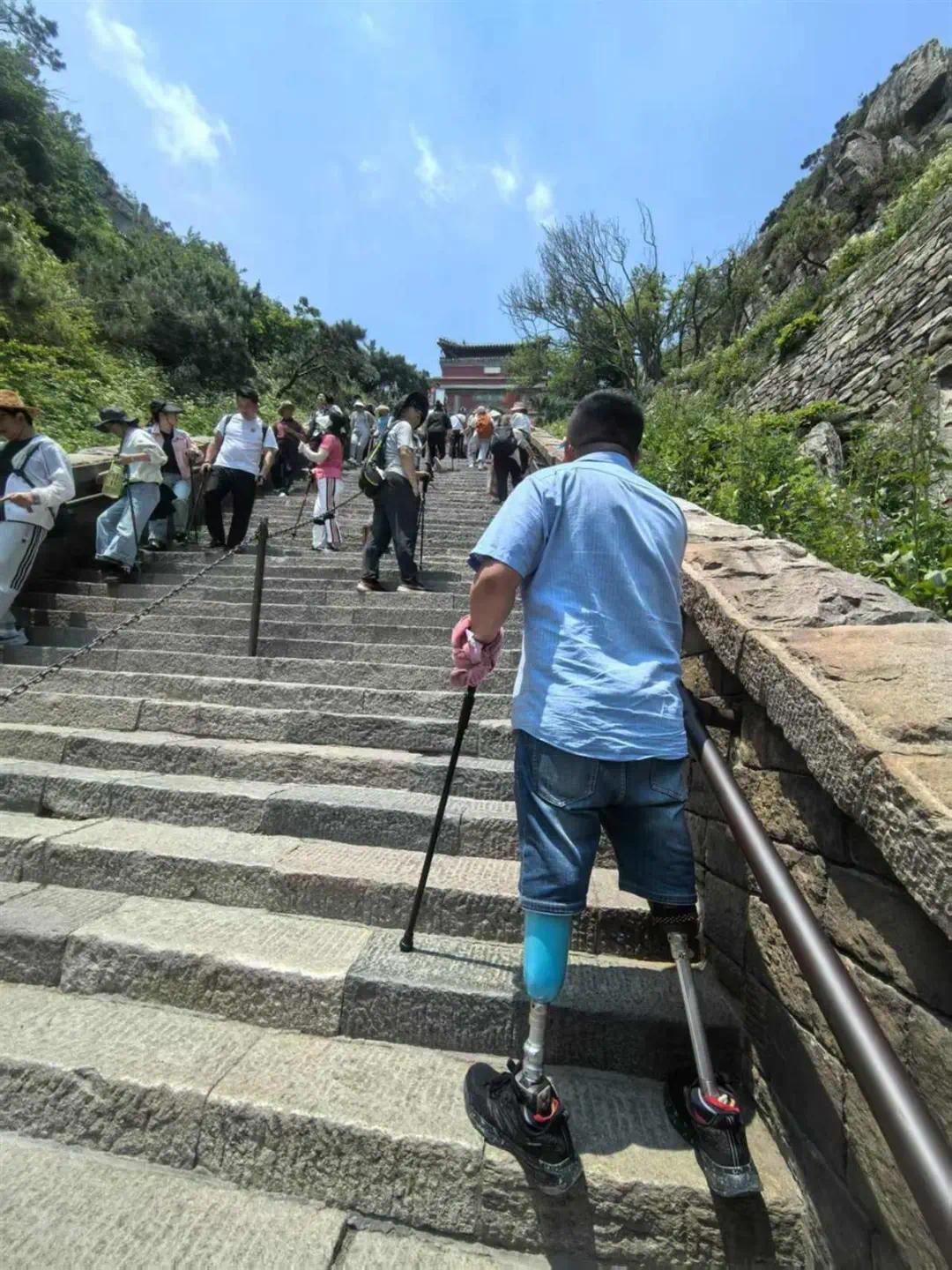 双腿戴假肢男子4小时爬上泰山南天门！这是其第三次登顶泰山(图1)