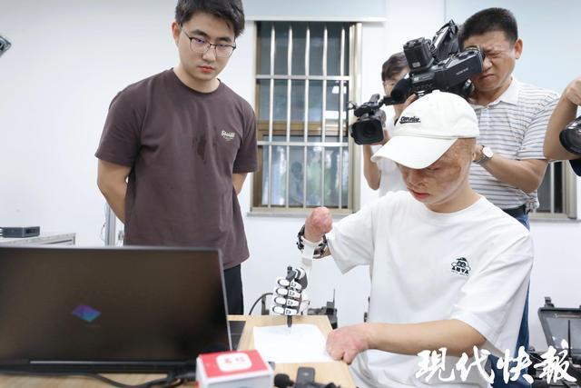 “励志男孩”方益凡来东南大学报到现场体验东大康复机械臂技术(图2)