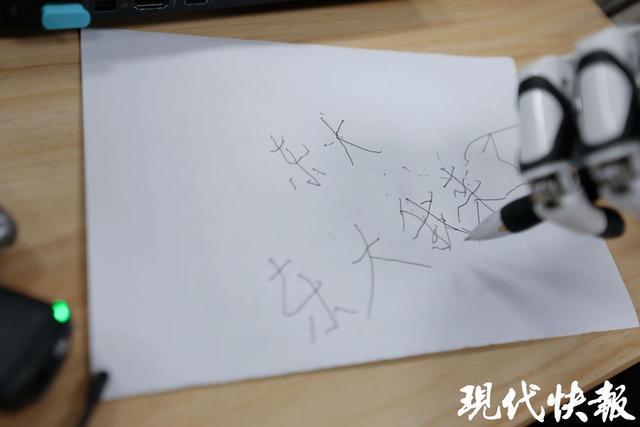 “励志男孩”方益凡来东南大学报到现场体验东大康复机械臂技术(图3)