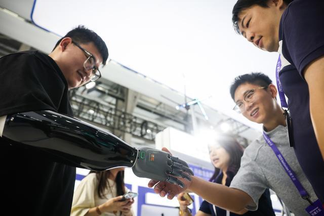 外滩大会上“秀绝活”机器人离我们的生活还有多远？(图19)