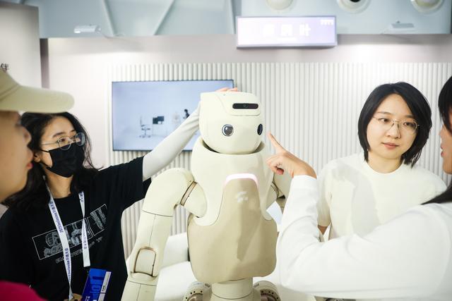 外滩大会上“秀绝活”机器人离我们的生活还有多远？(图25)