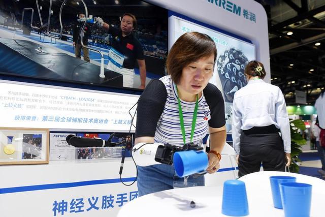 行得更稳、听得更清！2025福祉博览会展示智能助残新成果(图2)