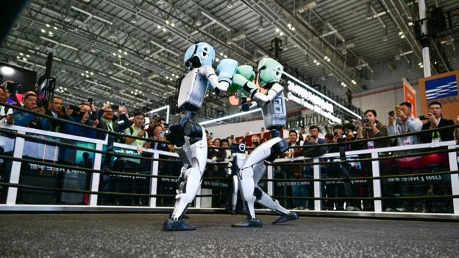 进博直击｜人形机器齐聚未来决胜具身智能AI模型(图1)