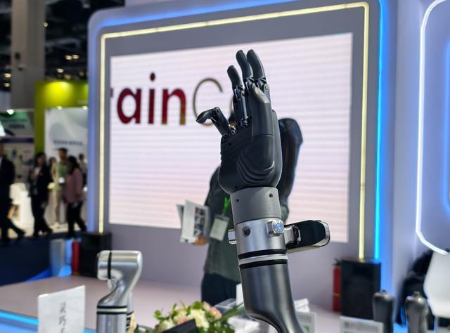 「微光力量」让科技更有温度！用脑机接口解码生命信号强脑科技推动助残走向普惠